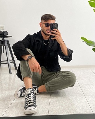 Wie T-Shirt mit einem Rundhalsausschnitt mit Shirtjacke zu kombinieren – 2000+ Herren Outfits