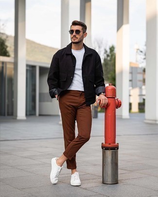 Wie T-Shirt mit einem Rundhalsausschnitt mit Shirtjacke zu kombinieren – 2000+ Herren Outfits