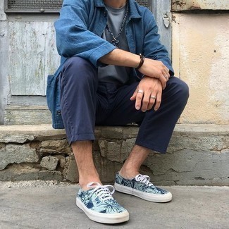 Wie T-Shirt mit einem Rundhalsausschnitt mit Shirtjacke zu kombinieren – 2000+ Herren Outfits
