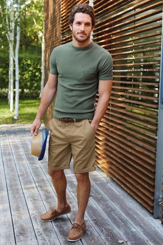 Wie T-Shirt mit einem Rundhalsausschnitt mit Shorts zu kombinieren – 1973+ Herren Outfits