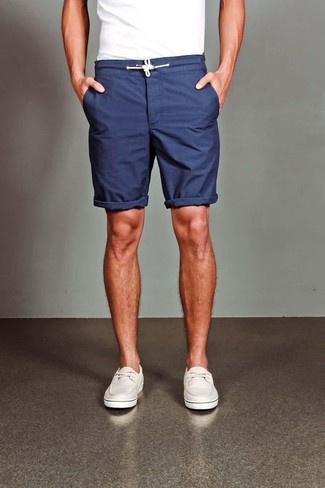 Wie T-Shirt mit einem Rundhalsausschnitt mit Shorts zu kombinieren – 1973+ Herren Outfits