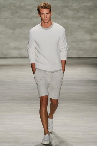 Wie T-Shirt mit einem Rundhalsausschnitt mit Shorts zu kombinieren – 1973+ Herren Outfits