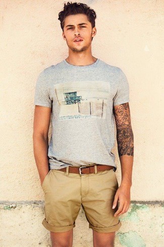 Wie T-Shirt mit einem Rundhalsausschnitt mit Shorts zu kombinieren – 1973+ Herren Outfits