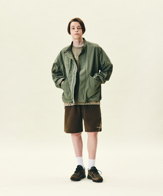 Wie T-Shirt mit einem Rundhalsausschnitt mit Shorts zu kombinieren – 75 Frühling Herren Outfits