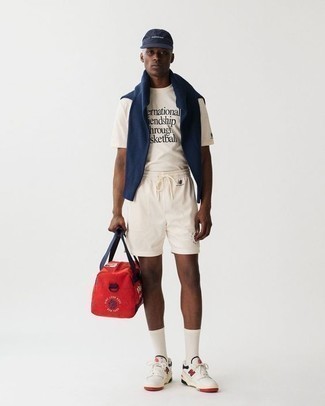 Wie T-Shirt mit einem Rundhalsausschnitt mit Shorts zu kombinieren – 75 Frühling Herren Outfits