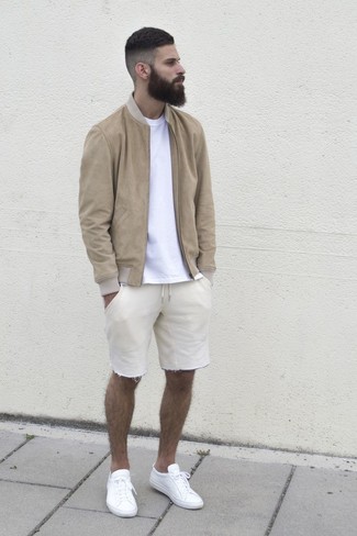 Wie T-Shirt mit einem Rundhalsausschnitt mit Shorts zu kombinieren – 1973+ Herren Outfits