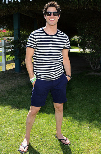 Wie T-Shirt mit einem Rundhalsausschnitt mit Shorts zu kombinieren – 1973+ Herren Outfits