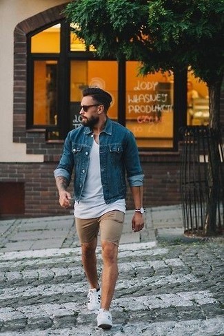 Wie T-Shirt mit einem Rundhalsausschnitt mit Shorts zu kombinieren – 1973+ Herren Outfits