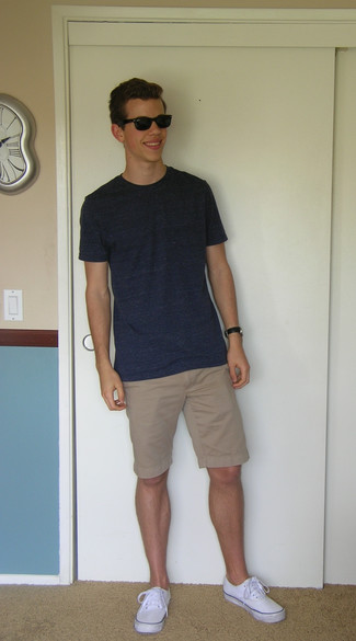 Wie T-Shirt mit einem Rundhalsausschnitt mit Shorts zu kombinieren – 1973+ Herren Outfits