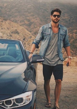 Wie T-Shirt mit einem Rundhalsausschnitt mit Shorts zu kombinieren – 1973+ Herren Outfits