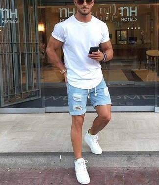 Wie T-Shirt mit einem Rundhalsausschnitt mit Shorts zu kombinieren – 1973+ Herren Outfits