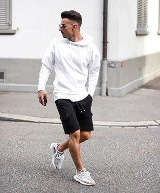 Wie T-Shirt mit einem Rundhalsausschnitt mit Shorts zu kombinieren – 75 Frühling Herren Outfits