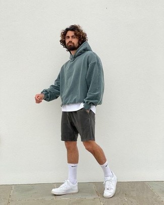 Wie T-Shirt mit einem Rundhalsausschnitt mit Shorts zu kombinieren – 75 Frühling Herren Outfits