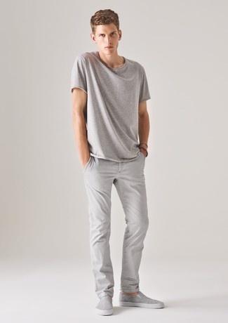 Wie T-Shirt mit einem Rundhalsausschnitt mit Slip-On Sneakers zu kombinieren – 515+ Herren Outfits