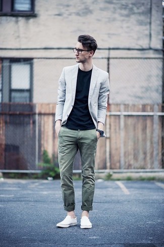 Wie T-Shirt mit einem Rundhalsausschnitt mit Slip-On Sneakers zu kombinieren – 515+ Herren Outfits