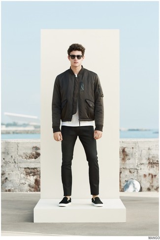 Wie T-Shirt mit einem Rundhalsausschnitt mit Slip-On Sneakers zu kombinieren – 515+ Herren Outfits