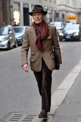 60 Jährige: Dunkelbraunes Sakko kombinieren – 21 Herbst Herren Outfits