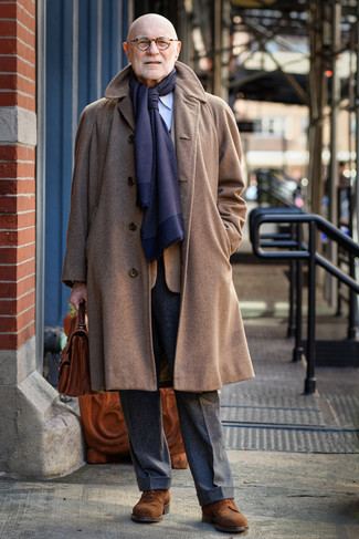 60 Jährige: Dunkelbraunes Sakko kombinieren – 21 Herbst Herren Outfits