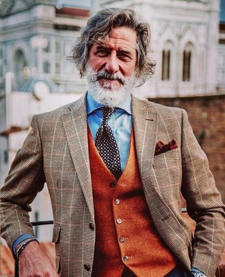 60 Jährige: Dunkelbraunes Sakko kombinieren – 21 Herbst Herren Outfits