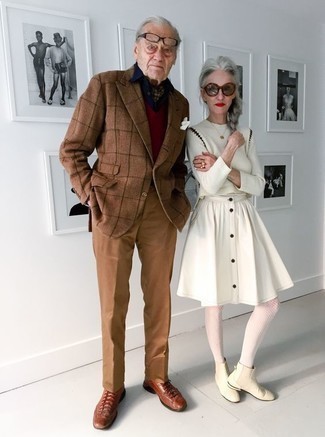60 Jährige: Dunkelbraunes Sakko kombinieren – 21 Herbst Herren Outfits