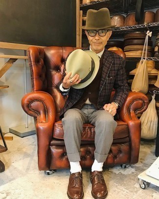 60 Jährige: Dunkelbraunes Sakko kombinieren – 21 Herbst Herren Outfits