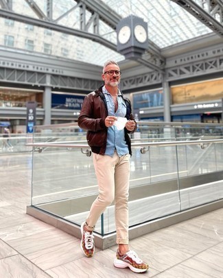 Welche Jeanshemden mit dunkelbrauner Bomberjacke zu tragen – 13 Herren Outfits