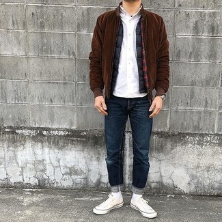 Welche Kurzarmhemden mit dunkelbrauner Bomberjacke zu tragen – 47 Herren Outfits