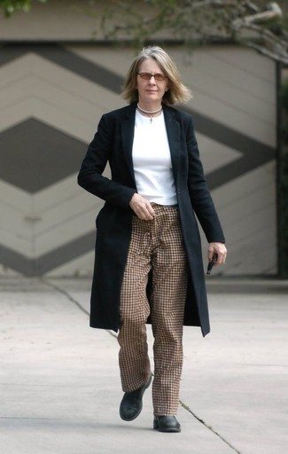 Dunkelbraune Karottenhose mit Karomuster kombinieren – 4 Damen Outfits