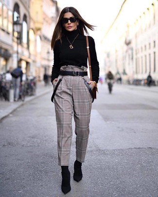 Dunkelbraune Karottenhose mit Karomuster kombinieren – 4 Damen Outfits
