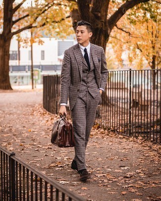 Dunkelbraunen Dreiteiler mit Karomuster kombinieren – 12 Herren Outfits