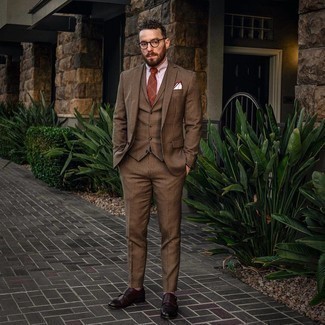 Dunkelbraunen Dreiteiler mit Karomuster kombinieren – 12 Herren Outfits