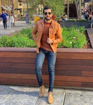 Welche Bomberjacken mit dunkelbraunen T-Shirts mit einem Rundhalsausschnitt zu tragen – 27 Herren Outfits
