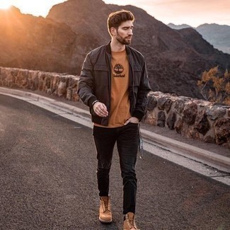 Welche Bomberjacken mit dunkelbraunen T-Shirts mit einem Rundhalsausschnitt zu tragen – 27 Herren Outfits