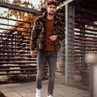 Welche Bomberjacken mit dunkelbraunen T-Shirts mit einem Rundhalsausschnitt zu tragen – 27 Herren Outfits