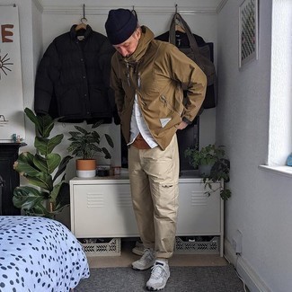 40 Jährige: Dunkelbraunes T-Shirt mit einem Rundhalsausschnitt kombinieren – 22 Herren Outfits