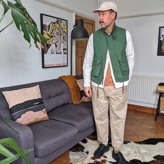 40 Jährige: Dunkelbraunes T-Shirt mit einem Rundhalsausschnitt kombinieren – 22 Herren Outfits