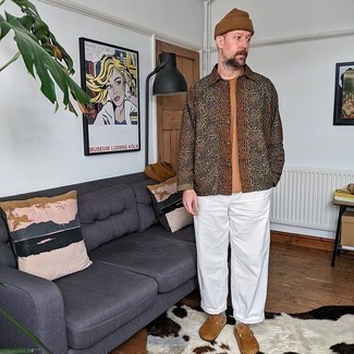 40 Jährige: Dunkelbraunes T-Shirt mit einem Rundhalsausschnitt kombinieren – 22 Herren Outfits