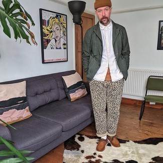 40 Jährige: Dunkelbraunes T-Shirt mit einem Rundhalsausschnitt kombinieren – 22 Herren Outfits
