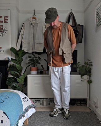 40 Jährige: Dunkelbraunes T-Shirt mit einem Rundhalsausschnitt kombinieren – 22 Herren Outfits