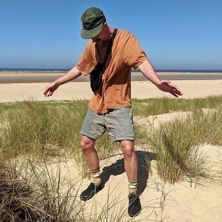 40 Jährige: Dunkelbraunes T-Shirt mit einem Rundhalsausschnitt kombinieren – 22 Herren Outfits