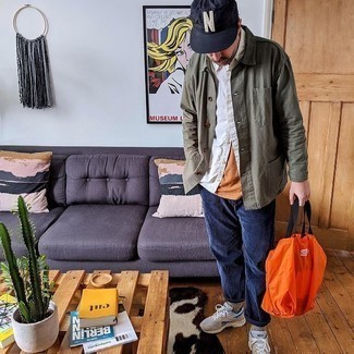 40 Jährige: Dunkelbraunes T-Shirt mit einem Rundhalsausschnitt kombinieren – 22 Herren Outfits
