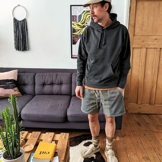 40 Jährige: Dunkelbraunes T-Shirt mit einem Rundhalsausschnitt kombinieren – 22 Herren Outfits