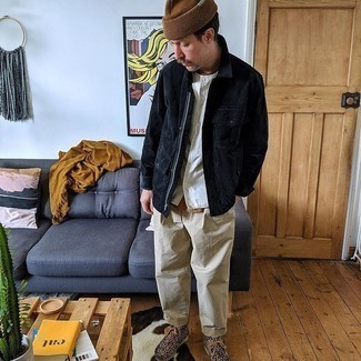 40 Jährige: Dunkelbraunes T-Shirt mit einem Rundhalsausschnitt kombinieren – 22 Herren Outfits