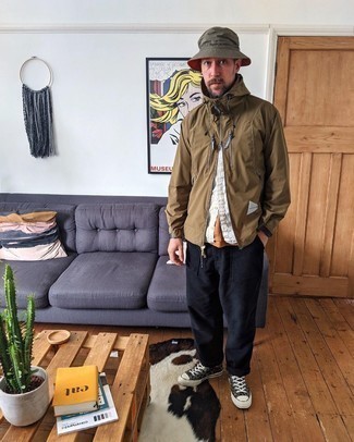 40 Jährige: Dunkelbraunes T-Shirt mit einem Rundhalsausschnitt kombinieren – 22 Herren Outfits