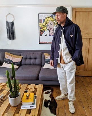 40 Jährige: Dunkelbraunes T-Shirt mit einem Rundhalsausschnitt kombinieren – 22 Herren Outfits