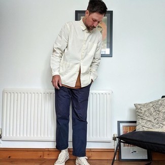 40 Jährige: Dunkelbraunes T-Shirt mit einem Rundhalsausschnitt kombinieren – 22 Herren Outfits
