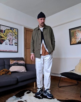 40 Jährige: Dunkelbraunes T-Shirt mit einem Rundhalsausschnitt kombinieren – 22 Herren Outfits