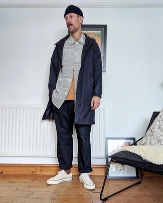 40 Jährige: Dunkelbraunes T-Shirt mit einem Rundhalsausschnitt kombinieren – 22 Herren Outfits
