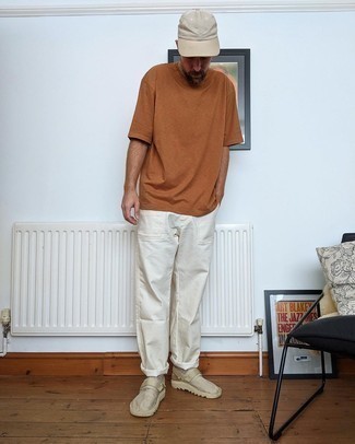 40 Jährige: Dunkelbraunes T-Shirt mit einem Rundhalsausschnitt kombinieren – 22 Herren Outfits