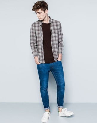 Dunkelbraunes T-Shirt mit einem Rundhalsausschnitt kombinieren – 400 Herren Outfits